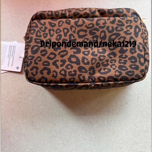 Lululemon Everywhere Crossbody Bag 2L Metal Hardware - Picture 5 of 9